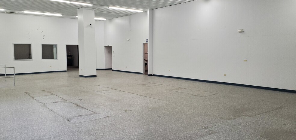 More Photos Of 5830 N Northwest Hwy, Chicago Auto Repair For Sale