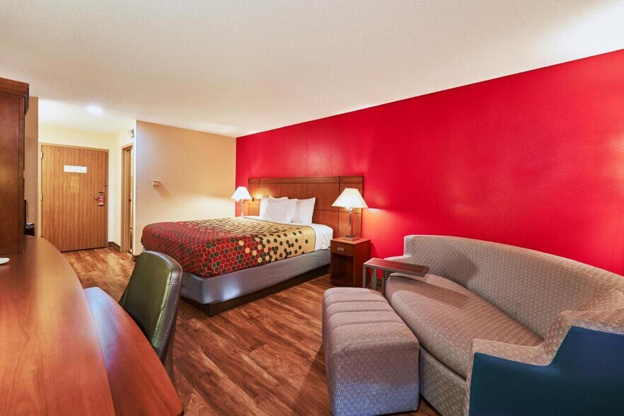 More Photos Of 1019 W Platt St, Maquoketa Hotel For Sale