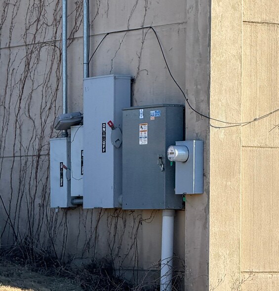 More Photos Of 104 11th St NE, Austin Warehouse For Lease