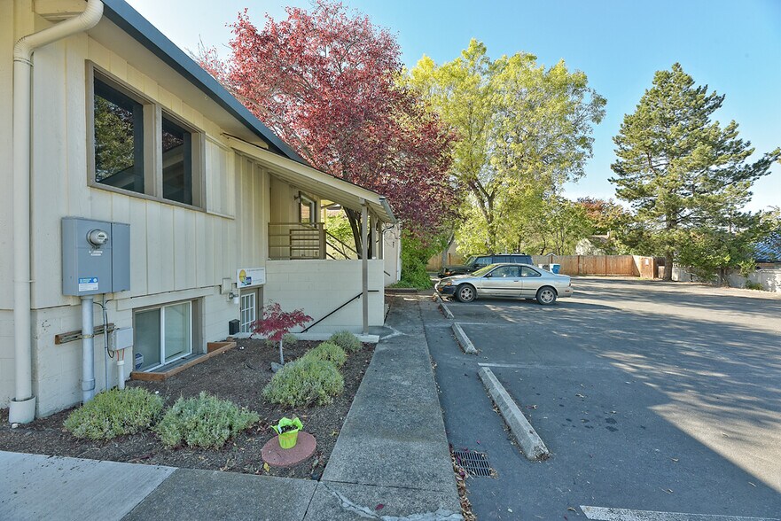 More Photos Of 993 Siskiyou Blvd, Ashland Office For Sale