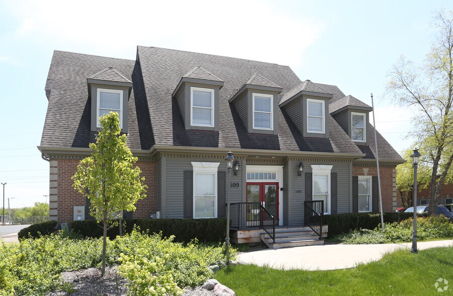 More Photos Of 509 W Old Northwest Highway, Barrington Office For Lease