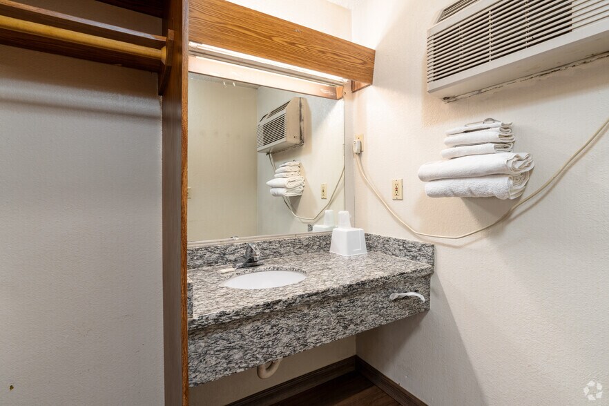 More Photos Of 408 Yakima Valley Hwy, Sunnyside Hotel For Sale