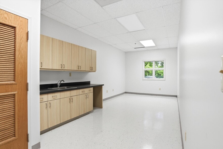 More Photos Of 15 Roszel Rd, West Windsor Office For Sale