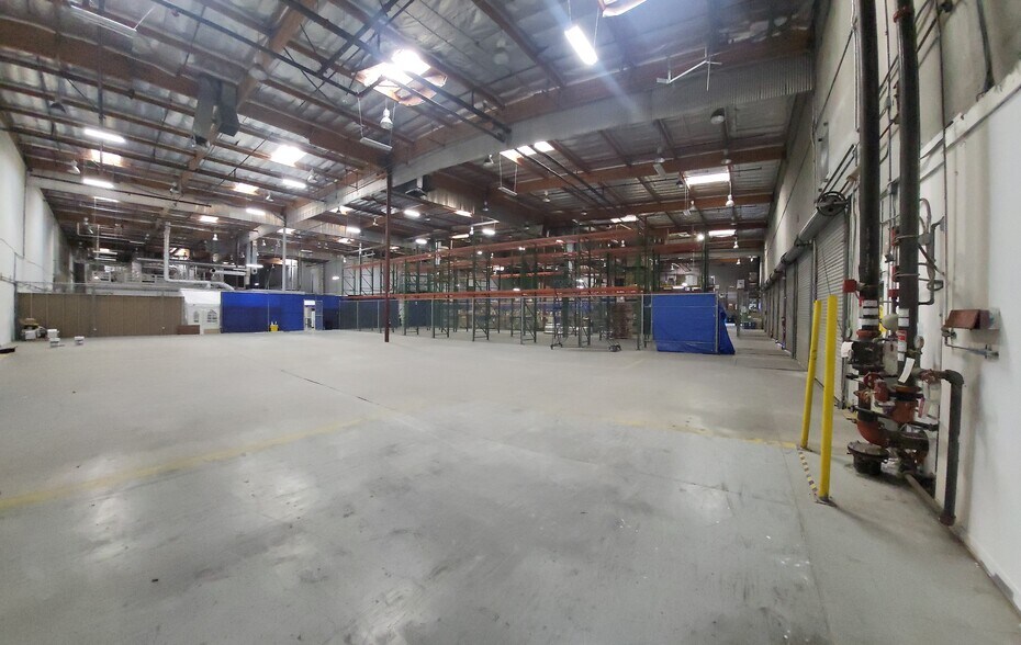 More Photos Of 2390 Ward Ave, Simi Valley Manufacturing For Lease