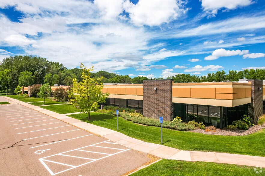 More Photos Of 3850 N Annapolis Ln, Plymouth Unknown For Lease