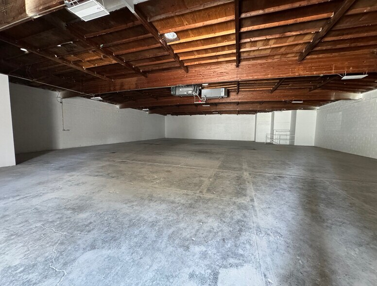 More Photos Of 12637 S Main St, Los Angeles Light Distribution For Sale