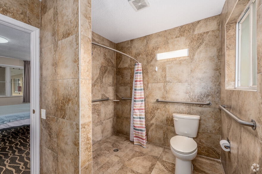 More Photos Of 640 S Ridgewood Ave, Daytona Beach Hotel For Sale