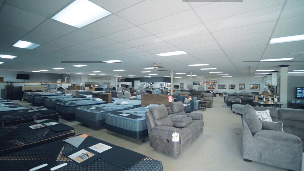 More Photos Of 101 9th St, Charles City General Retail For Sale