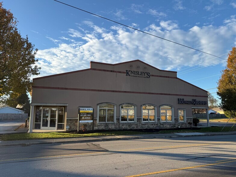 More Photos Of 869 W 2nd St, Xenia Showroom For Lease