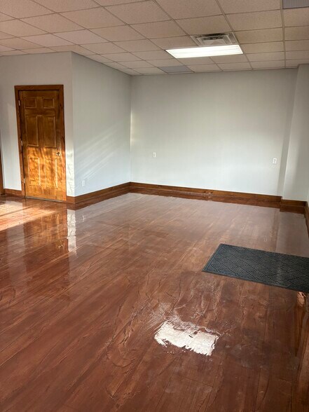 More Photos Of 213 Corporate Dr, Elizabethtown Warehouse For Lease