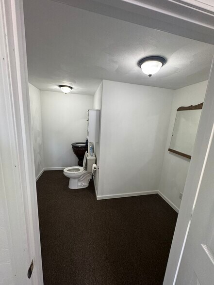 More Photos Of 35 W Main St, Mascoutah General Retail For Lease