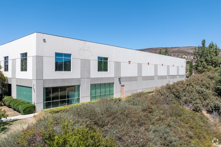 More Photos Of 997 Flower Glen St, Simi Valley Manufacturing For Lease