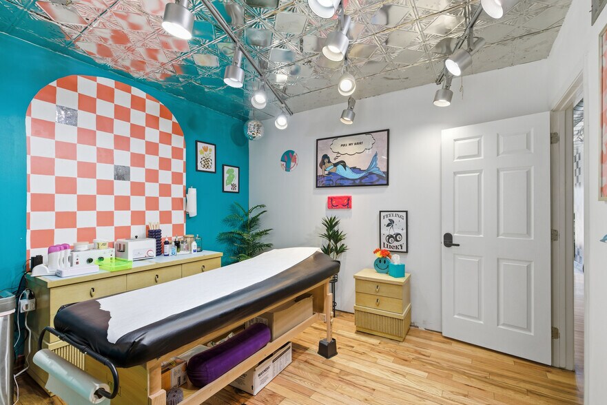 More Photos Of 738 W Davis St, Dallas Medical For Sale