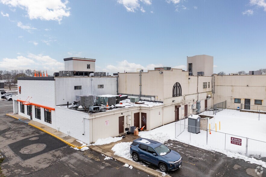 More Photos Of 135-187 Sunrise Hwy, West Islip General Retail For Lease