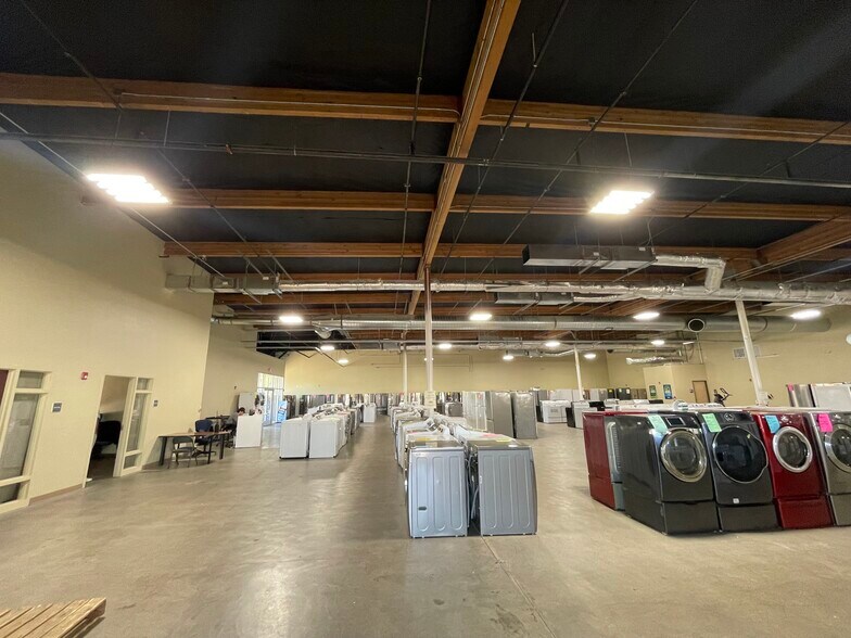 More Photos Of 4825 Commercial St SE, Salem Freestanding For Lease