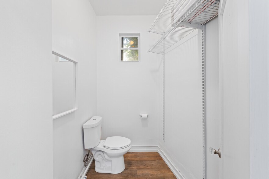 More Photos Of 509 S 1st St, La Conner General Retail For Sale