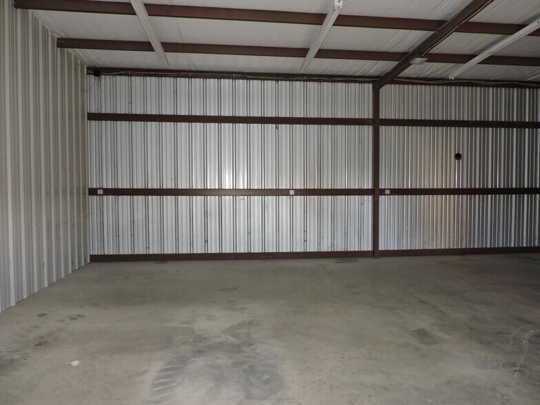 More Photos Of 920 W Mason St, Mabank Manufacturing For Sale