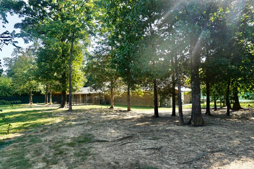 More Photos Of 4015 Fawnbrooke Dr, Indian Trail Veterinarian Kennel For Sale