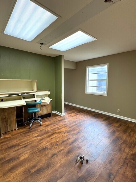 More Photos Of 611 N Esplanade St, Cuero Medical For Sale