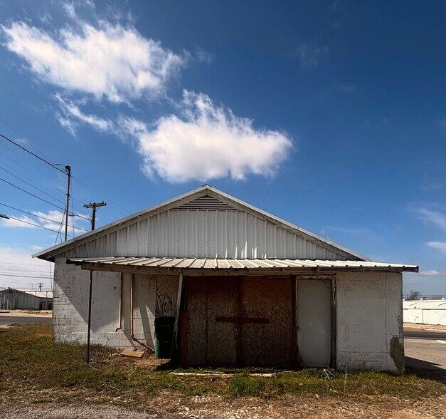 More Photos Of 201 N Main St, McGregor Office For Sale