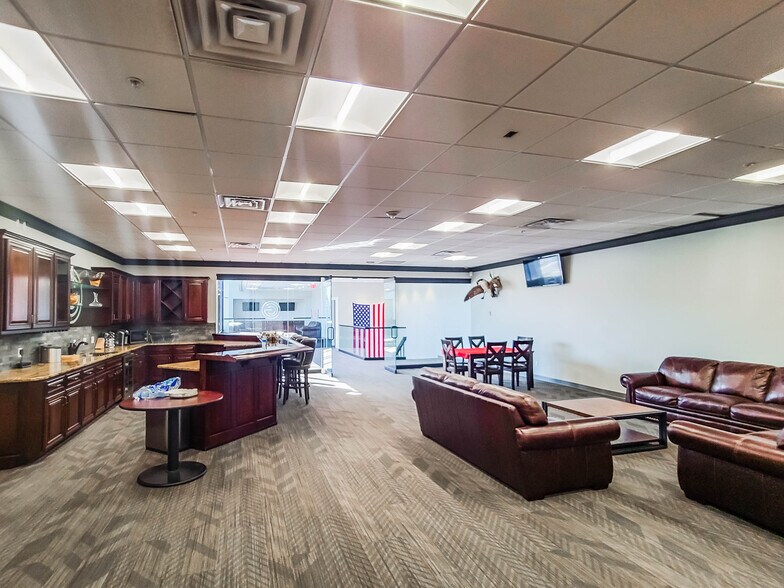More Photos Of 2828 S 82nd Ave, Omaha Showroom For Sale