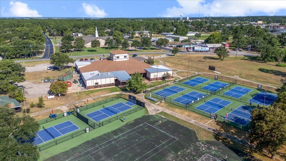 More Photos Of 141 Tahitian Dr, Bastrop Freestanding For Sale