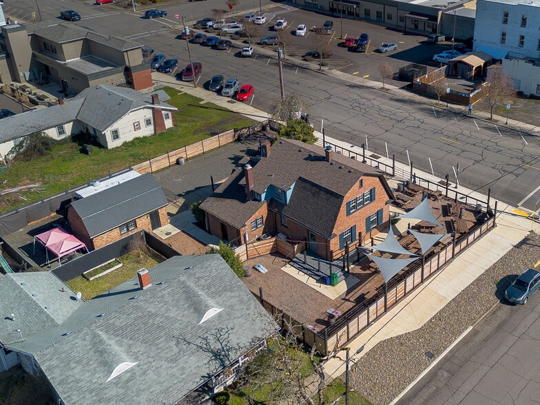 More Photos Of 883 SW Church St, Dallas Restaurant For Sale