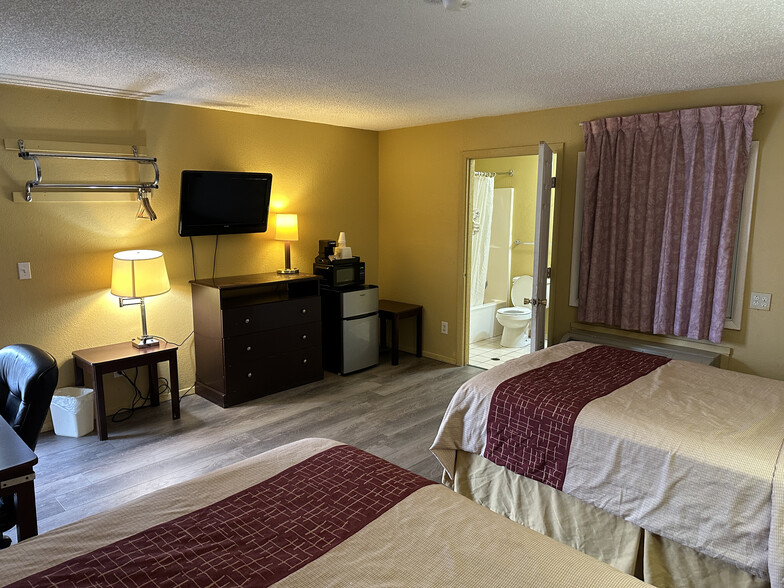 More Photos Of 721 State Route 54 E, Clinton Hotel For Sale