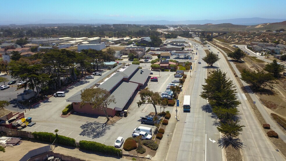 More Photos Of 3056 Del Monte Blvd, Marina General Retail For Lease