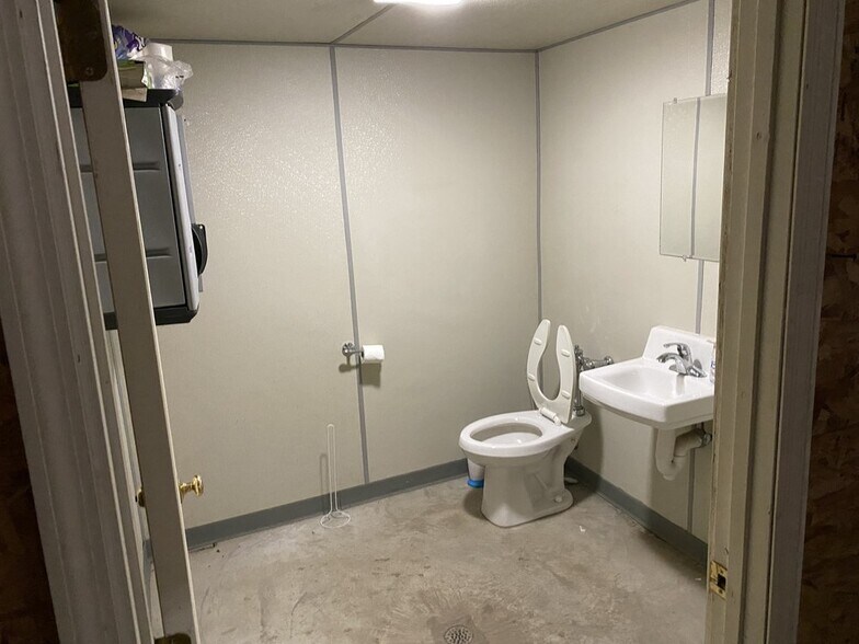 More Photos Of 3185 Grand Prix Dr, Decatur Industrial For Lease