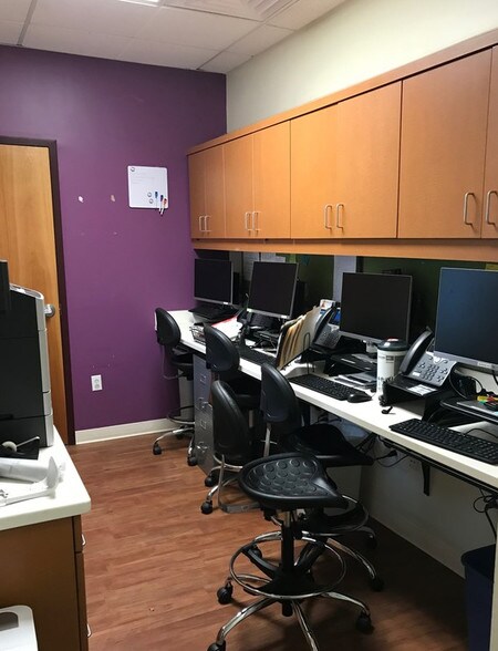 More Photos Of 1103 S US Highway 169, Smithville Storefront Retail Office For Lease