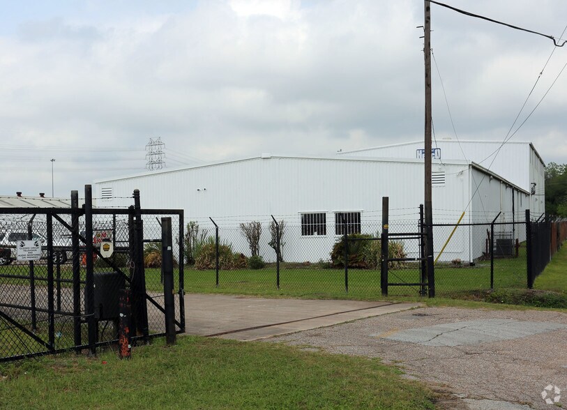 More Photos Of 6011-6019 Gold St, Houston Warehouse For Sale