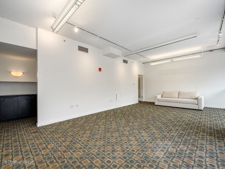 More Photos Of 1831 Benson Ave, Evanston Office For Sale