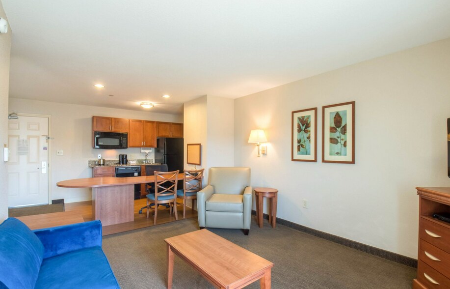 More Photos Of 233 Grand Valley Way, Parachute Hotel For Sale