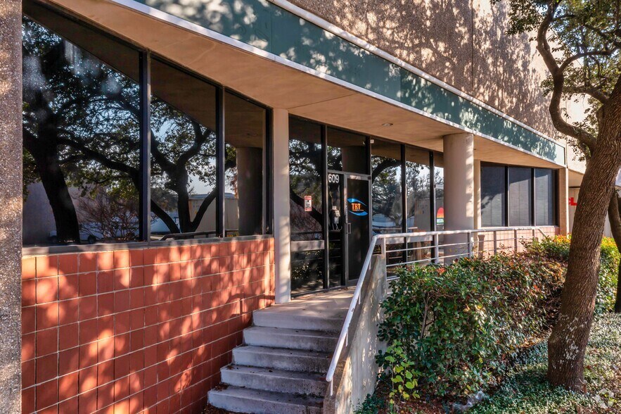 More Photos Of 850 N Dorothy Dr, Richardson Unknown For Lease