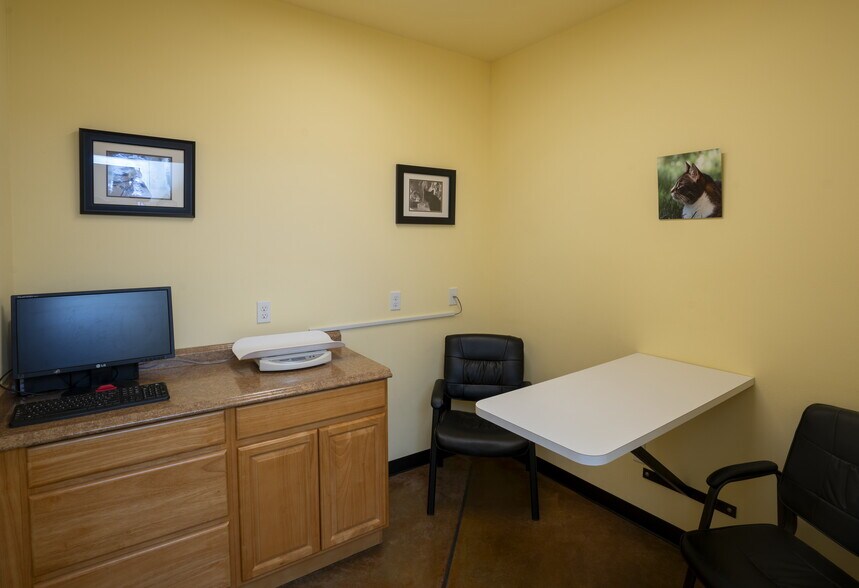 More Photos Of 660 N 7th Ave, Sequim Veterinarian Kennel For Sale