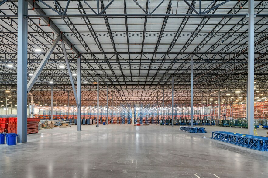 More Photos Of 7865 National Tpke, Louisville Distribution For Lease