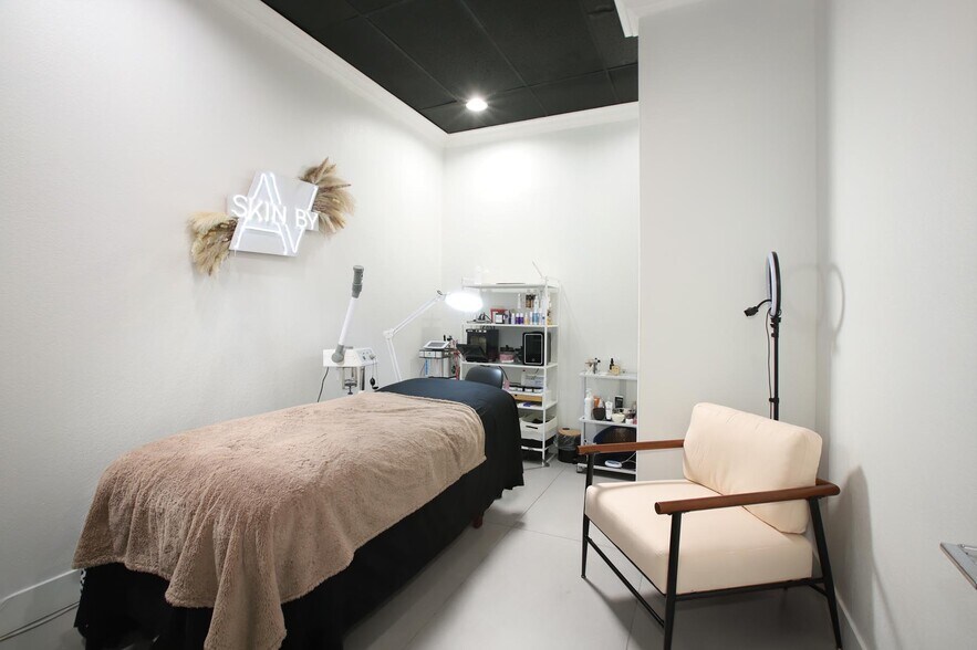 More Photos Of 2240 Honolulu Ave, Montrose Storefront For Lease