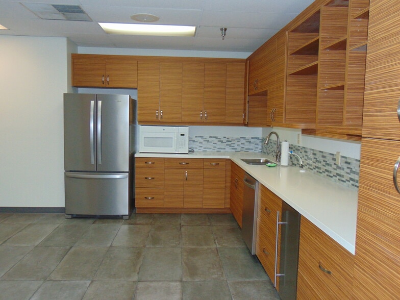 More Photos Of 4913 W Laurel St, Tampa Light Distribution For Sale