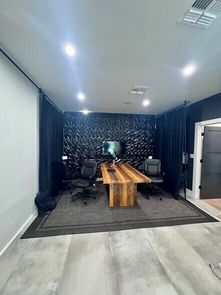 More Photos Of 5405 Taylor Rd, Naples Showroom For Sale