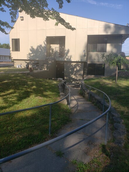 More Photos Of 24724 Lahser Rd, Southfield Office For Sale