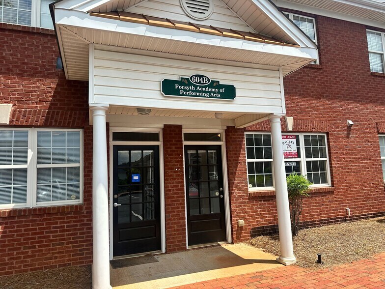 More Photos Of 327 Dahlonega St, Cumming Office For Lease