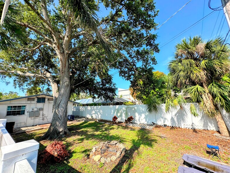 More Photos Of 2029 Sandrala Dr, Sarasota Apartments For Sale