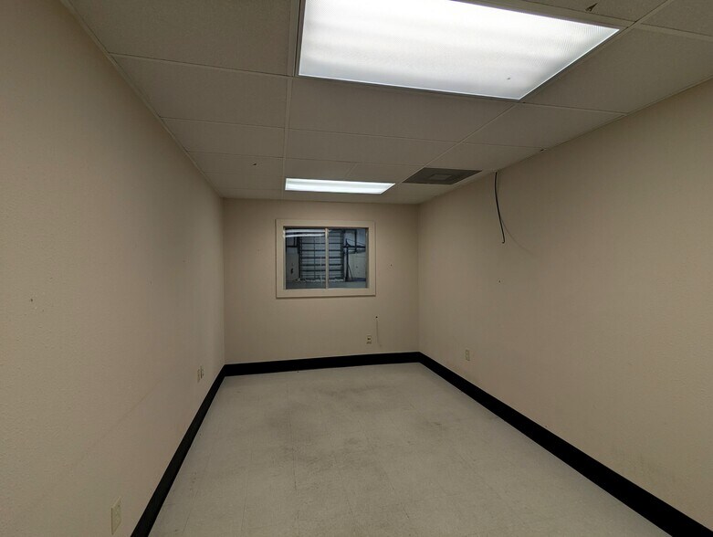 More Photos Of 2440 W Cardinal Dr, Beaumont Warehouse For Lease