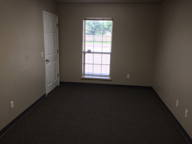 More Photos Of 2350 S Midwest Blvd, Oklahoma City Light Manufacturing For Lease