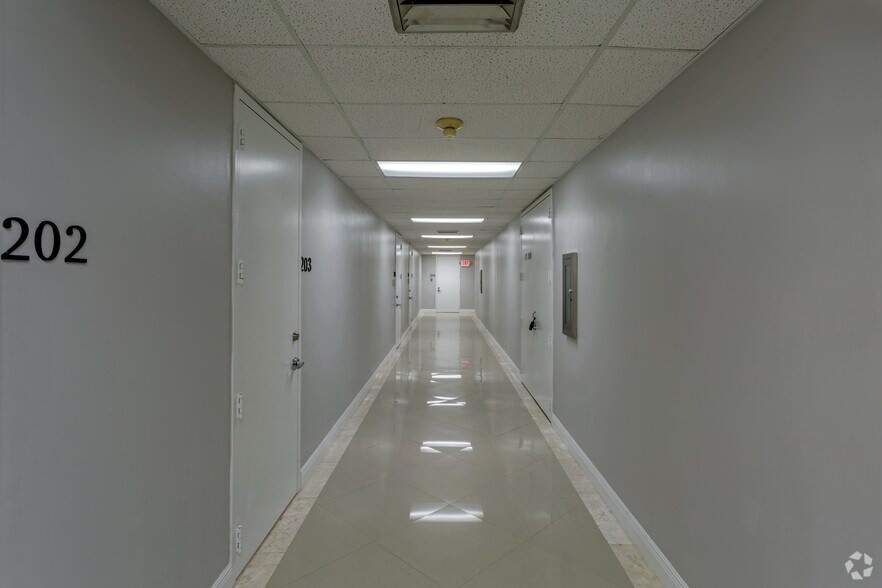 More Photos Of 3661 W Oakland Park Blvd, Lauderdale Lakes Office For Sale