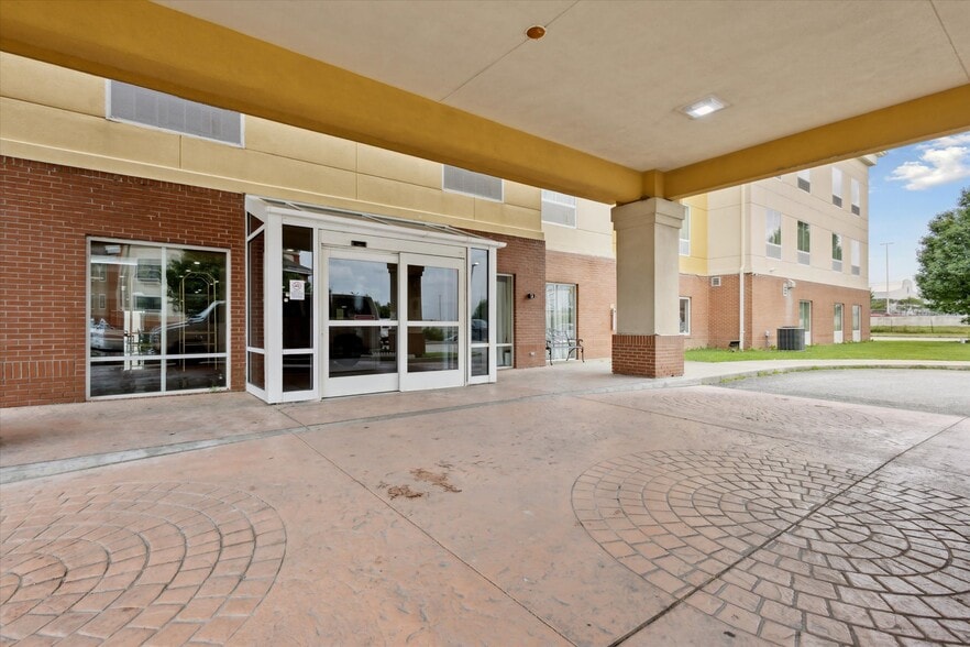 More Photos Of 2750 Fortune Cir W, Indianapolis Hotel For Sale