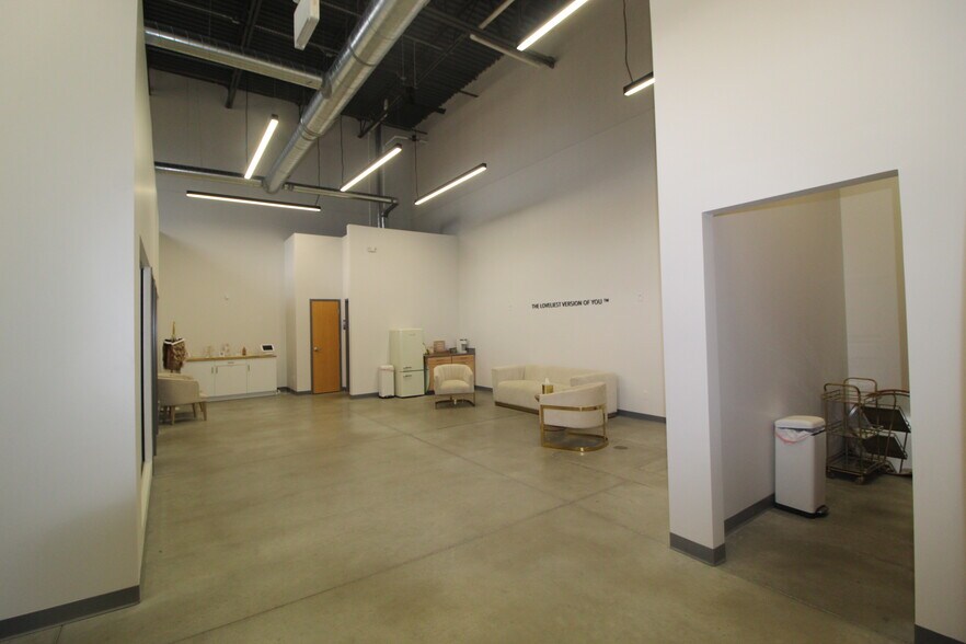 More Photos Of 653 McCorkle Blvd, Westerville Flex For Lease