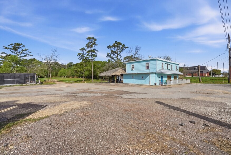 More Photos Of 2914 Old Highway 146, La Porte Bar For Sale