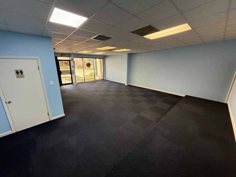 More Photos Of 1748 Independence Blvd, Sarasota Light Manufacturing For Lease